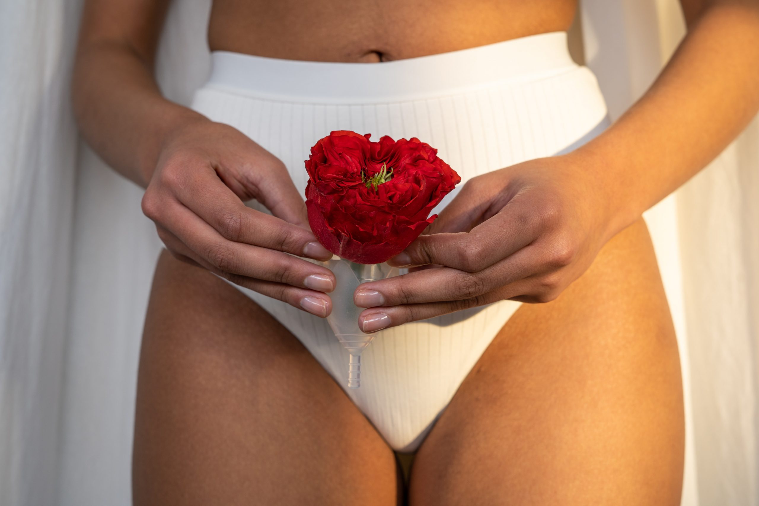 Mujer en ropa interior con una flor roja