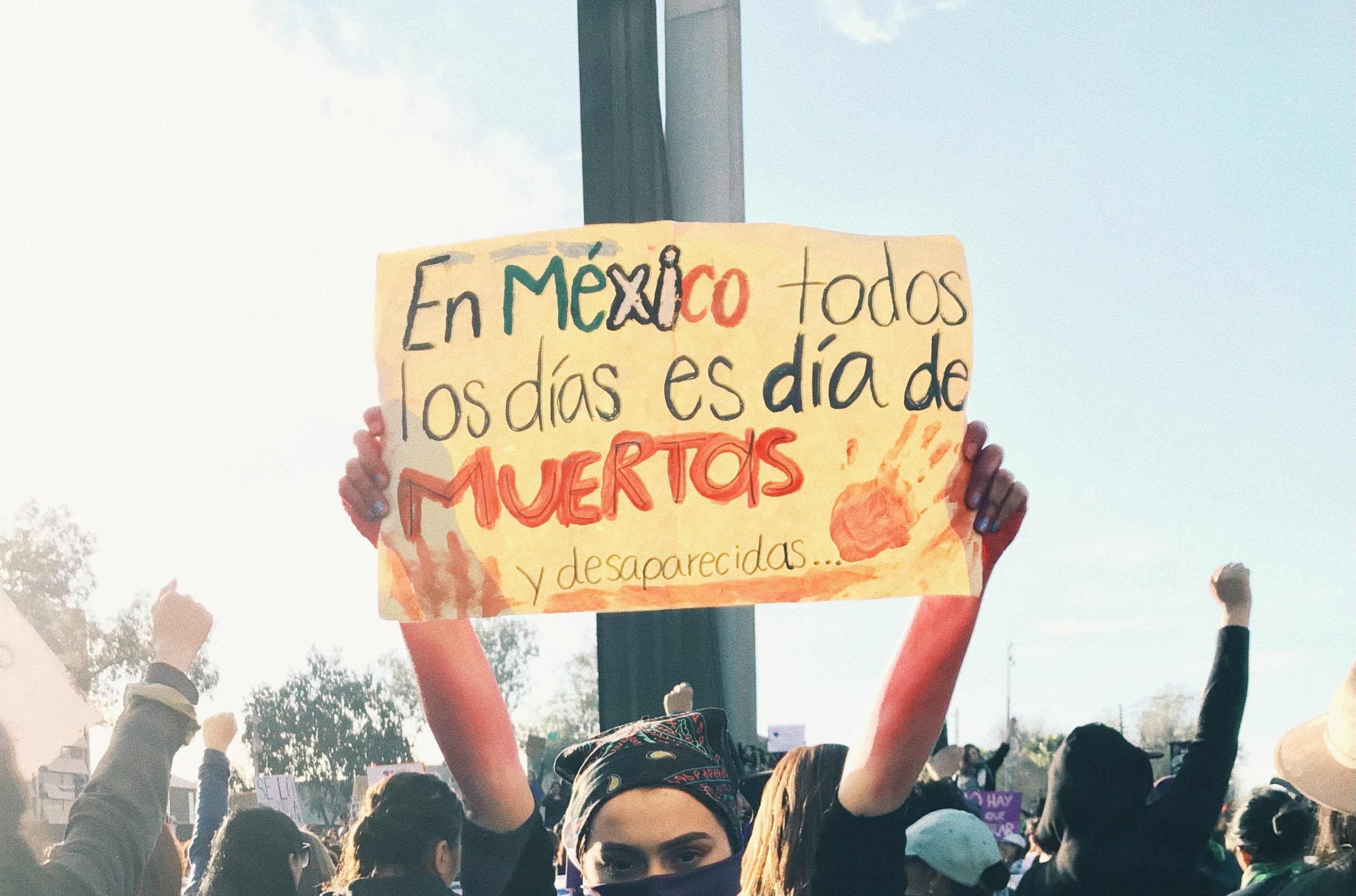 Mujeres protestando