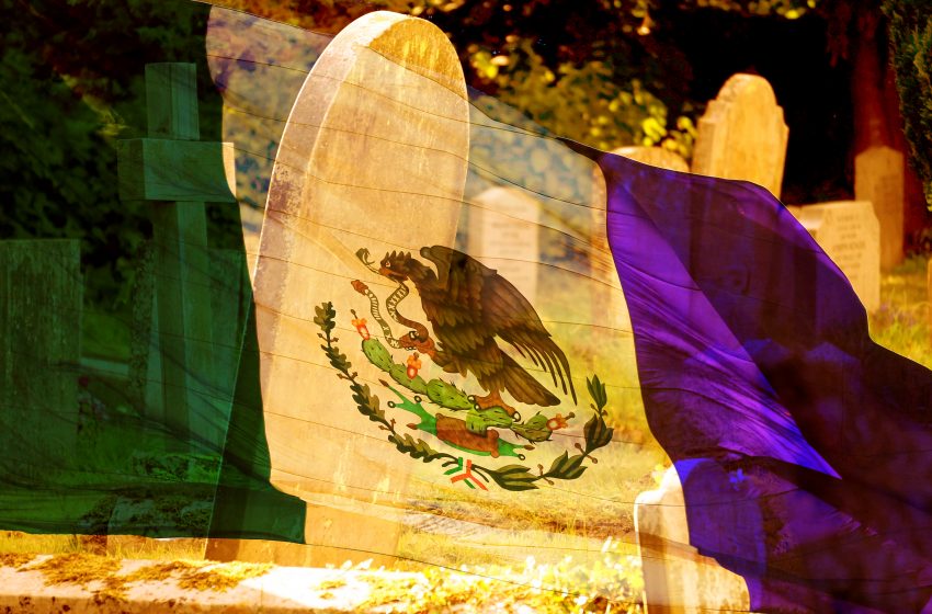  México: un cementerio con bandera